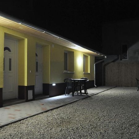 Csongradi Vendegvaro Apartmanok, Szarka Haz Exterior photo